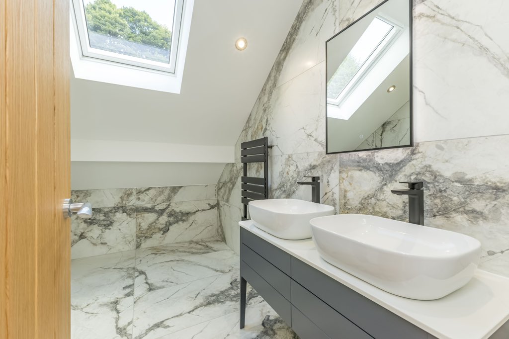 HolroydHomesHD's tweet photo. 𝐅𝐚𝐢𝐫𝐟𝐢𝐞𝐥𝐝�� 𝐇𝐨𝐮𝐬𝐞 ✨𝐨𝐟𝐟𝐞𝐫𝐬 𝐨𝐯𝐞𝐫 £𝟕𝟗𝟗,𝟗𝟓𝟎✨

This incredible, individually designed family home is complete and ready for immediate occupation.

This bespoke home is finished to an exceptional standard and is currently on the market with @Wm_Sykes 🏡 https://t.co/HTlIJZue7i