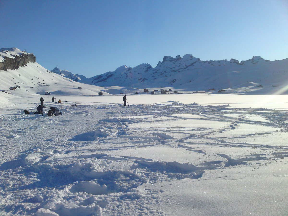 juiz_nidwalden's tweet photo. Für dieses Erlebnis muss man nicht in den hohen Norden reisen. Eisfischen kann man auch im Herzen der Schweiz auf rund 2000 m ü. M. auf Melchsee-Frutt. 🎣👉 https://t.co/1dY7eNQKkC
#MelchseeFrutt #Obwalden #Wassertipp #Eisfischen #Switzerland https://t.co/qhPEMXGrr5