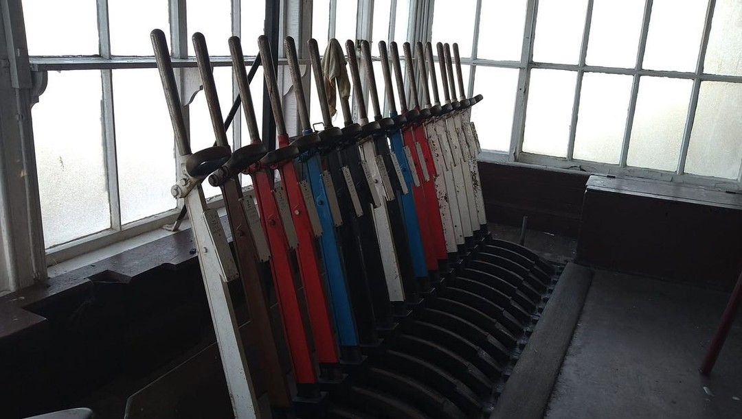 HeartWalesLine's tweet photo. 🚉 We recently met with @RailwayHeritage to discuss restoring the #LlandrindodWells #SignalBox. Next, form a working group with @transport_wales & @NetworkRail to plan, cost, and explore funding options.
📸 Inside the Signal Box (photo from a few years ago). https://t.co/xAyTqKtXj8