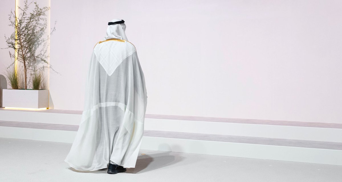 هذا طرف بشته تعيش العرب في ذراه
 ويمناه مثل السحابه فوق وجه الثرا 🤍🇦🇪