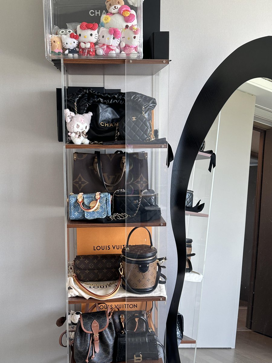 I feel like this bag cabinet is a little too small, and I won’t be able to fit it in if I buy it again.