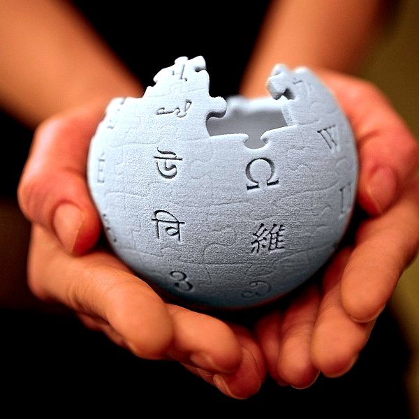 #WikipediaDay | ¡Feliz aniversario #Wikipedia! 🎉 🌐 Hoy celebramos otro año de conocimiento compartido y colaboración global. Desde su creación, Wikipedia ha crecido hasta convertirse en la enciclopedia más grande del mundo 🌎 ¡y en inglés tiene cerca de 7 millones de artículos!