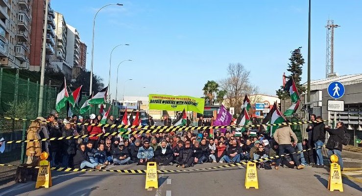 LABsindikatua's tweet image. 🇵🇸 Santurtziko Portuko sarrera blokeatu dugu patronalari eskatzeko ez dezala negoziorik egin Palestinako genozidioaren kontura

#PalestinaAskatu