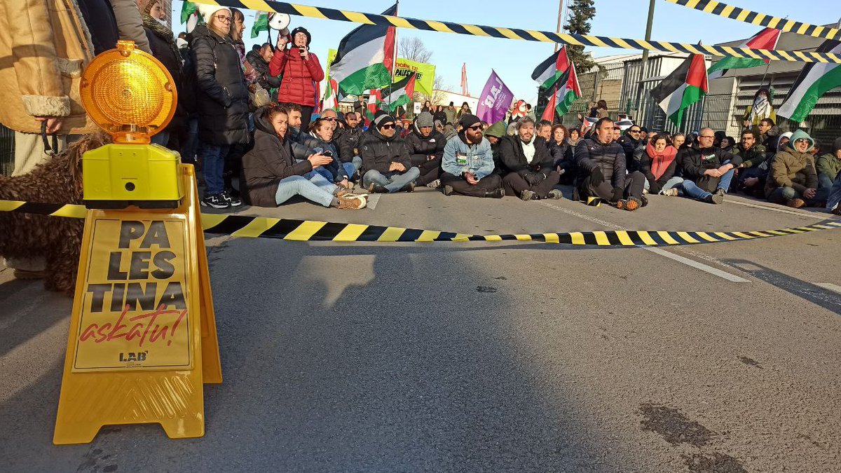 LABsindikatua's tweet image. 🇵🇸 Santurtziko Portuko sarrera blokeatu dugu patronalari eskatzeko ez dezala negoziorik egin Palestinako genozidioaren kontura

#PalestinaAskatu