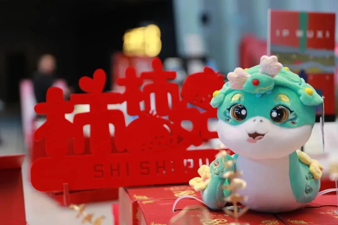 Today, Erquan Square📍 at Chong'an Temple in #Liangxi district transforms into a bustling scene for an exciting flash mob event showcasing an array of innovative cultural and creative products related to the upcoming 2025 CCTV #SpringFestival Gala🏮.

From stunning commemorative stamps✉️ and adorable mascot plush toys🪆 to charming refrigerator stickers🏷️, all are designed to convey auspicious blessings to the #YearofSnake🧧.

So, why wait? 😉Dive into the festive enchantments at this hot spot and let your heart brim with joyous anticipation for the new year!🎉 #LiangxiTour