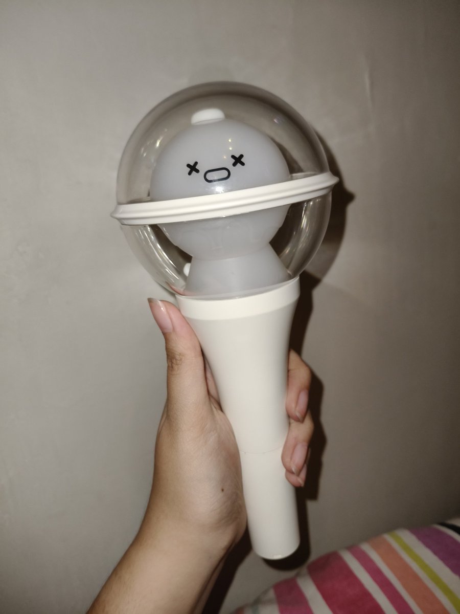 chichicken1's tweet photo. FS: N.Flying Lightstick
Rfs: Need funds + can't attend concert + too bad if it just stays in my bedroom 

Price in alt. Also, there's a lanyard!

Don't have:
PC
Battery

Can give 1-2 random official PC https://t.co/MxEhK5boKg