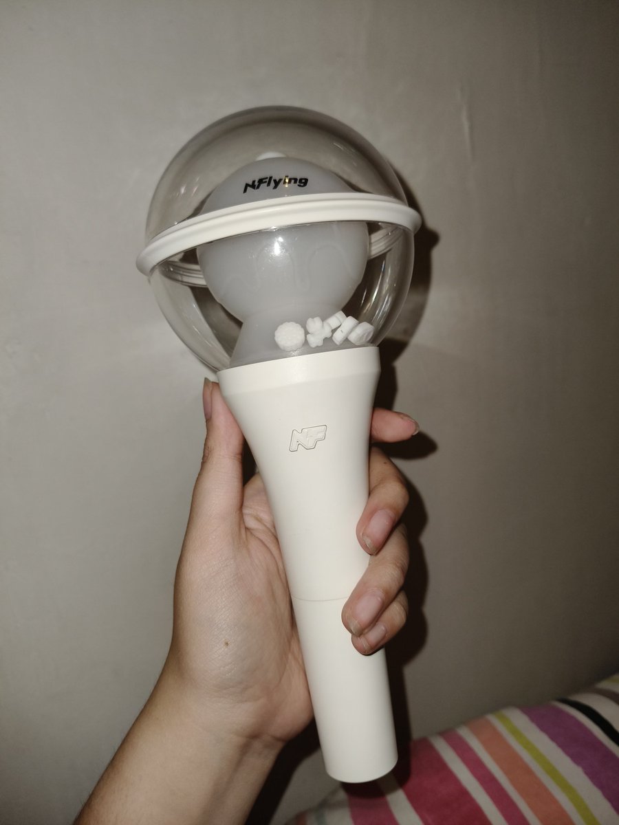 chichicken1's tweet photo. FS: N.Flying Lightstick
Rfs: Need funds + can't attend concert + too bad if it just stays in my bedroom 

Price in alt. Also, there's a lanyard!

Don't have:
PC
Battery

Can give 1-2 random official PC https://t.co/MxEhK5boKg