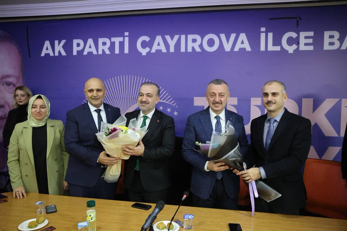 akkadincayirova's tweet photo. 📍İl Başkanımız Dr. @SahinTalus ve Mutlu Şehir Kocaeli’nin Mimarı Kocaeli Büyükşehir Belediye Başkanımız Doç. Dr. @tahirbuyukakin ‘ ı İlçe teşkilatımızda ağırladık, ilçemiz ve ilimiz hakkında kıymetli başkanlarımızla istişarelerde bulunduk.💐

@yyaseminozdemir 
@nesecureaydin https://t.co/QyWNNRBpKL