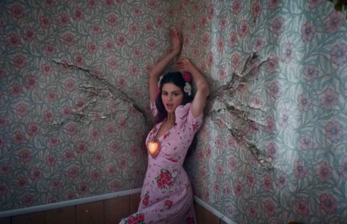 PopCrave's tweet photo. 4 years ago today, Selena Gomez released “De Una Vez.” https://t.co/hwq7kLDhM6