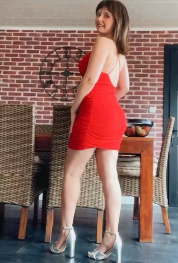 Patrz na Mnie, sługusie. Tyłem pokazuję ci swoją władzę. To tylko dla tych, którzy znają swoją rolę. Płać, jeśli chcesz Mnie oglądać. Nie zasługujesz na nic, jeśli nie oddasz Mi tego, czego chcę. Twoje miejsce to podłoga, a Moje - dominacja 😏🩷

Findom femdom paypig cuckold atm