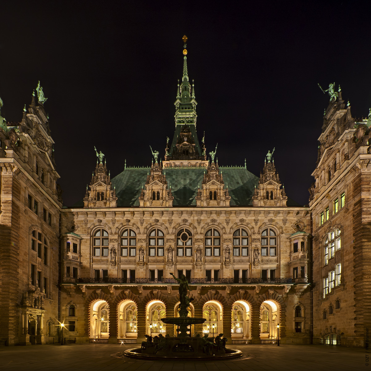 Herken je dit gebouw? 🤔 Het 19e-eeuwse stadhuis van Hamburg heeft 647 kamers, tijdens een rondleiding kun je het mooie interieur bewonderen. 🇩🇪  #DuitslandDichtbij