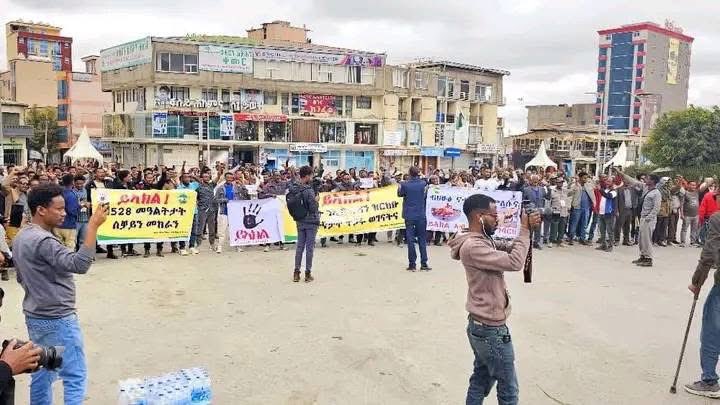 BerhanuAsres's tweet photo. Protest für Heimat: Binnenflüchtlinge aus #Tigray geben nicht auf! Sie verlangen sofortige Maßnahmen, um sicher in ihre Heimat zurückkehren zu können. #TigrayProtests #Enoughisenough #UpholdPretoriaAgreement
@hrw @Refugees @Bundeskanzler @CNN @welt @BerhanuAsres
https://t.co/drODeqCSHR… https://t.co/ahWbBqzQtj