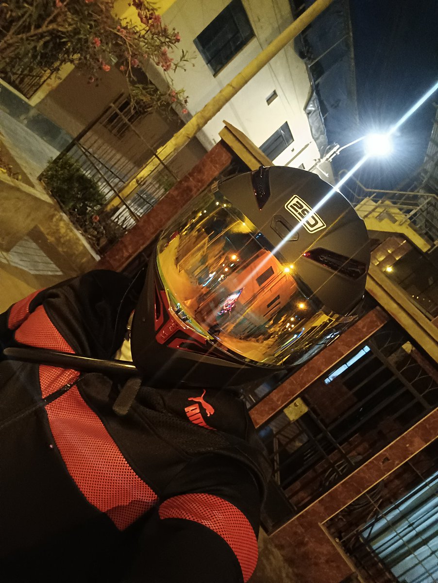 El nuevo casco esta de puta madre! Pero las reacciones de la gente no tanto.

XDDDDDDDDDD