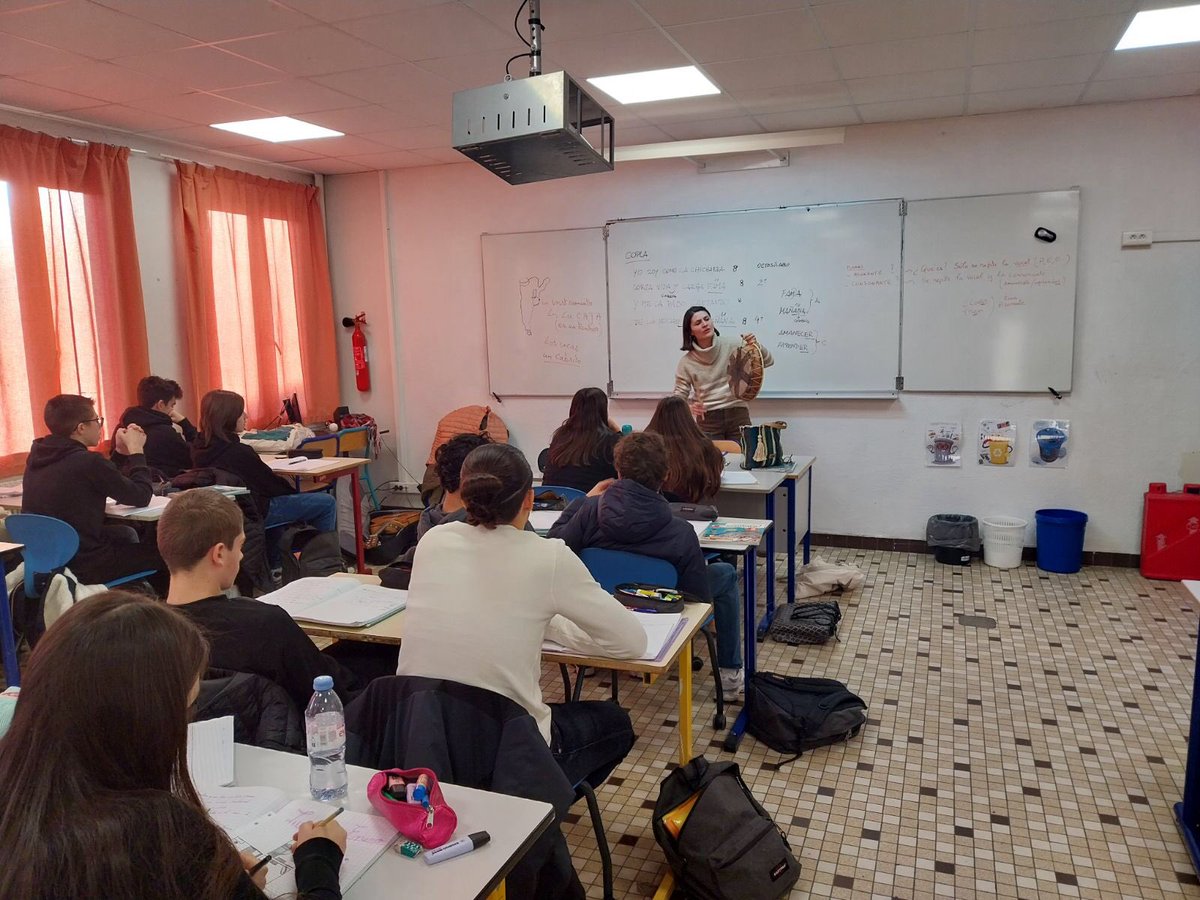 Rosa Libertad était auprès de nos élèves de 3eme dans le cadre d un atelier d écriture poétique en langue espagnole. Les élèves ont pu échanger avec l artiste et s initier au chant et à la création 
🙏Mme Vuillequez pour ce beau projet <a href="/accorse/">Académie de Corse</a>