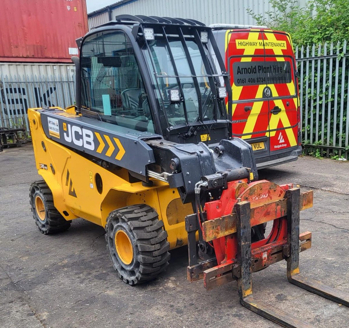 Fast, flexible support for your business!

This Teletruk is fitted with a <a href="/BolzoniAuramo/">Bolzoni Auramo</a> rotator that will enhance safety and efficiency. The forward reach and unmatched visibility is a game-changer for this operation.

#Teletruk #Bolzoni #Attachments #CustomerFirst