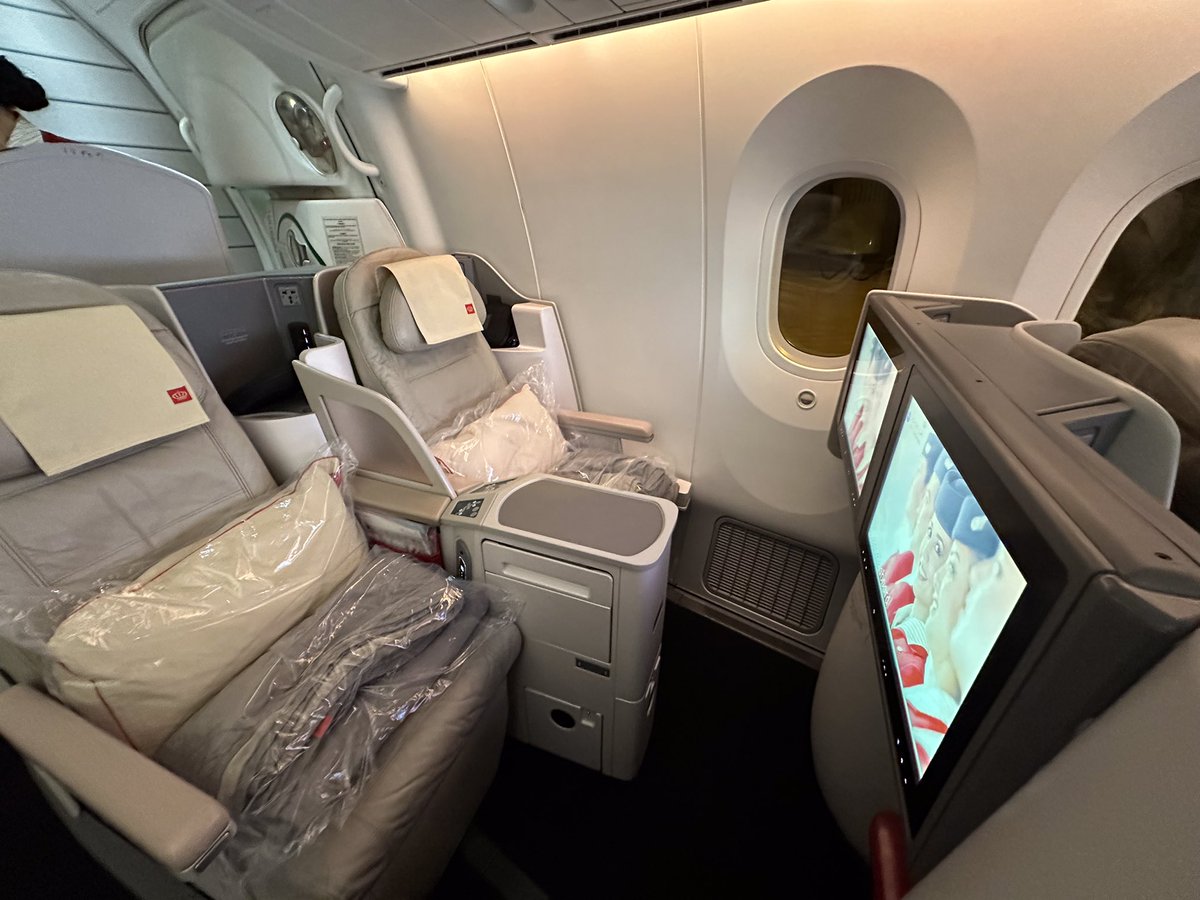 TodaysFlight's tweet photo. After a refreshing shower, an outstanding dinner at the lounge and with a 01:45am departure there’s just one thing left to do: sleep right away and wake up for breakfast again. Mission completed. Good morning, Amman.
#BKK #AMM #RJ183 #paxex #B788 #aviation https://t.co/T4pLgx5ys8