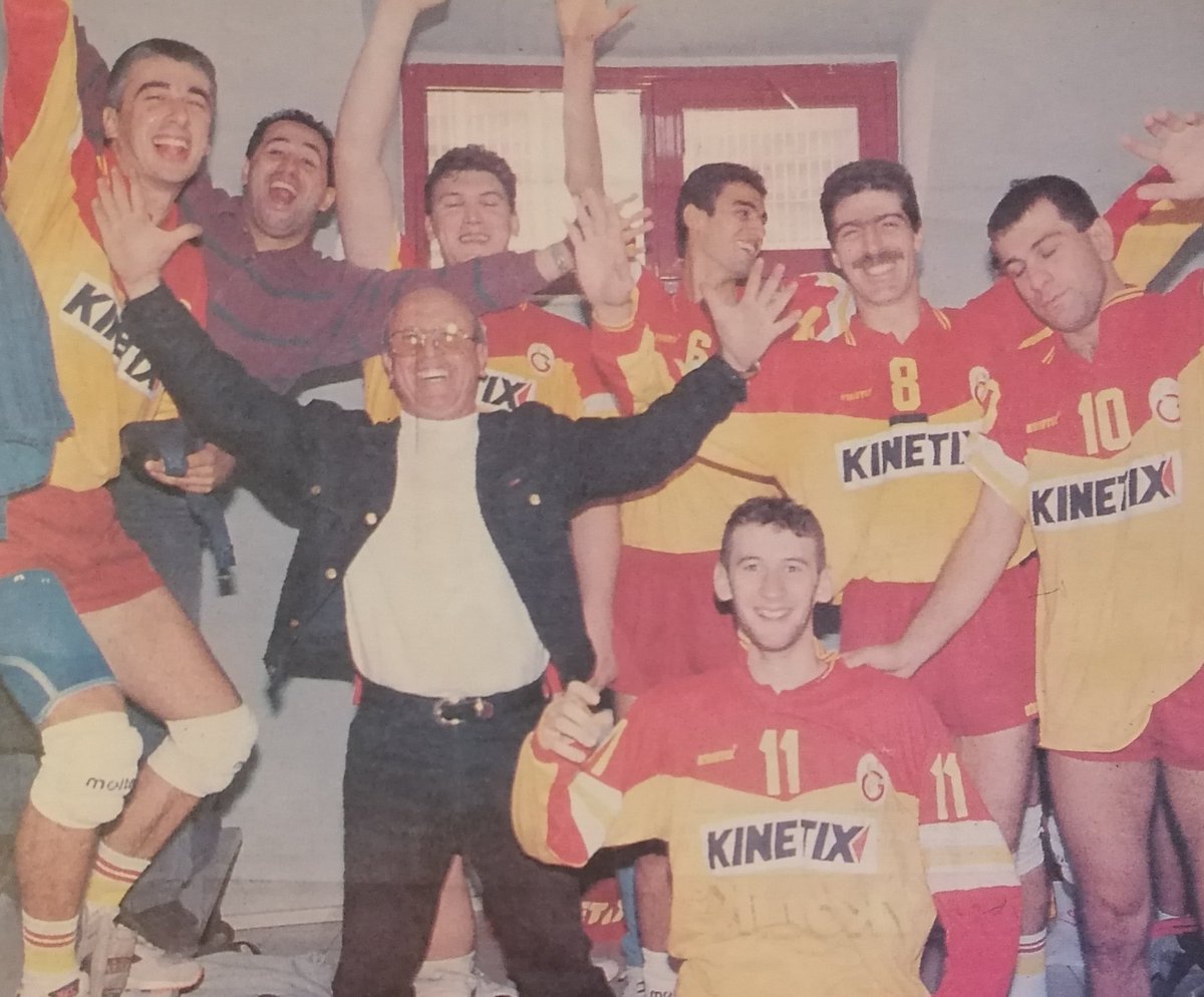 gsformaOrg's tweet photo. Erkek voleybol takımımız, kinetix marka formalarıyla bir karşılşama sonu soyunma odasında galibiyeti kutluyor. #galatasaray #gsvoleybol #voleyboltarihi #sportarihi #voleybol #gstarih #müze #cimbom https://t.co/DOA834fgT2