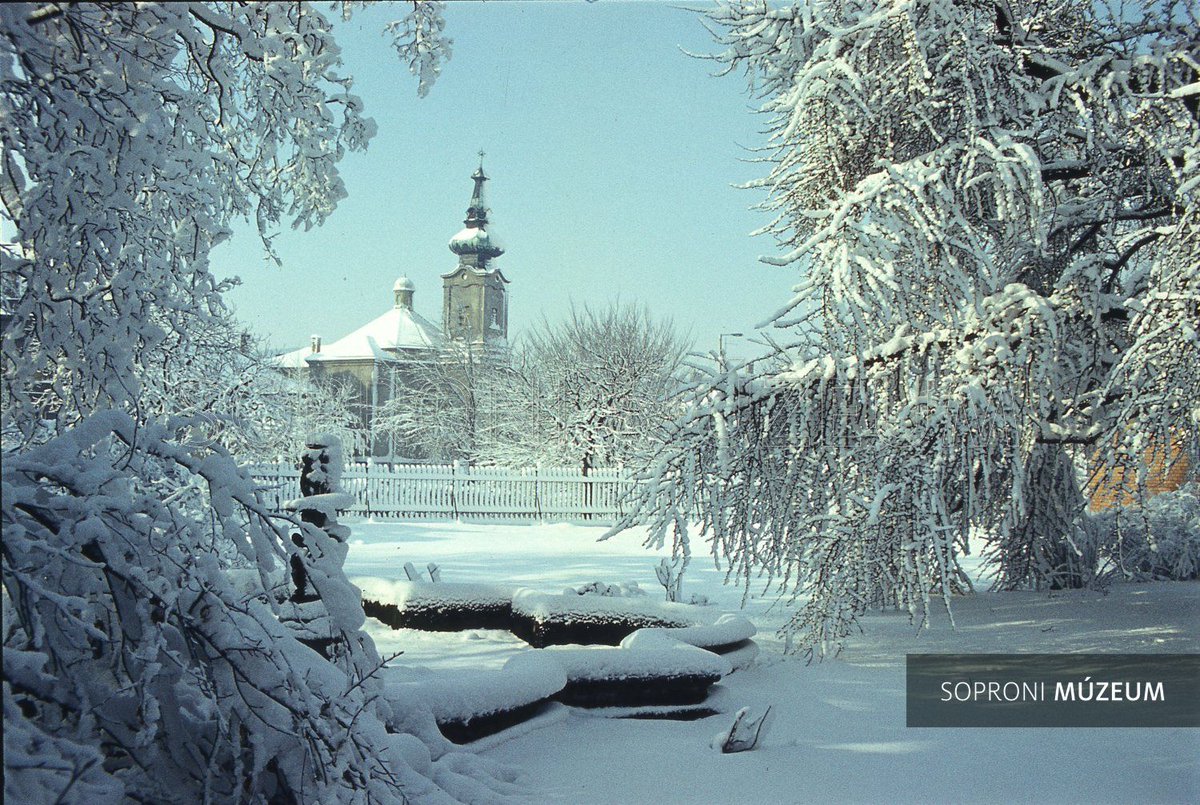 regisegtar's tweet photo. 📌 A Kultúrpalota parkja
🏠 Sopron, Deák tér 1.
📷 Fotó: Finta Béla, 1980-as évek közepe
#Régiségtár #Sopron #múzeum #SoproniMúzeum #tél https://t.co/88a6T08djo