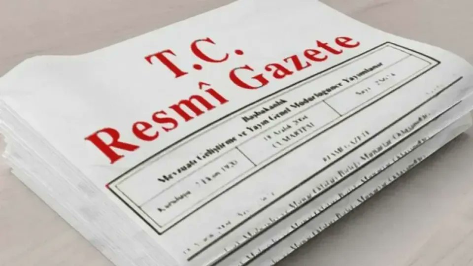 thetrader23's tweet photo. 📍Resmi Gazete'de 
Engellilerin ÖTV muafiyetiyle satın alabileceği otomobillerle ilgili yeni düzenleme Cumhurbaşkanlığı Kararı Resmi Gazete’de yayınlanarak yürürlüğe girdi.
Karar kapsamında engelli araçlarına uygulanan ÖTV istisnası için yüzde 40 yerlilik şartı getirildi.
Bu istisna kapsamında alınan araçlar için elde tutma süresi de 5 yıldan 10 yıla çıkarıldı.
Yüzde 90 ve üzerinde engeli bulunan vatandaşlar ÖTV muafiyetinden yararlanabiliyor.
Engelli kişi 18 yaşının altında veya araç kullanamayacak durumda ise aile bireylerine bu aracı kullanma hakkına sahip oluyor. Ayrıca yine bu kişiler, aracın satın alım işlemlerini yapabiliyor.
2024 yılında 1 milyon 561 bin TL olan ÖTV muafiyetli üst limiti, 1 Ocak 2025 tarihinden itibaren yüzde 43,93 artışla 2 milyon 247 bin 114 TL olarak belirlenmişti.