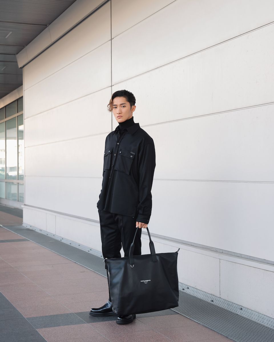 wwd_jp's tweet photo. Snow Man 岩本照が「ドルチェ＆ガッバーナ」をまとって空港に登場　ミラノで開催されるコレクションへ
https://t.co/uQYwwlnxSZ https://t.co/Gps6lKn9Fg