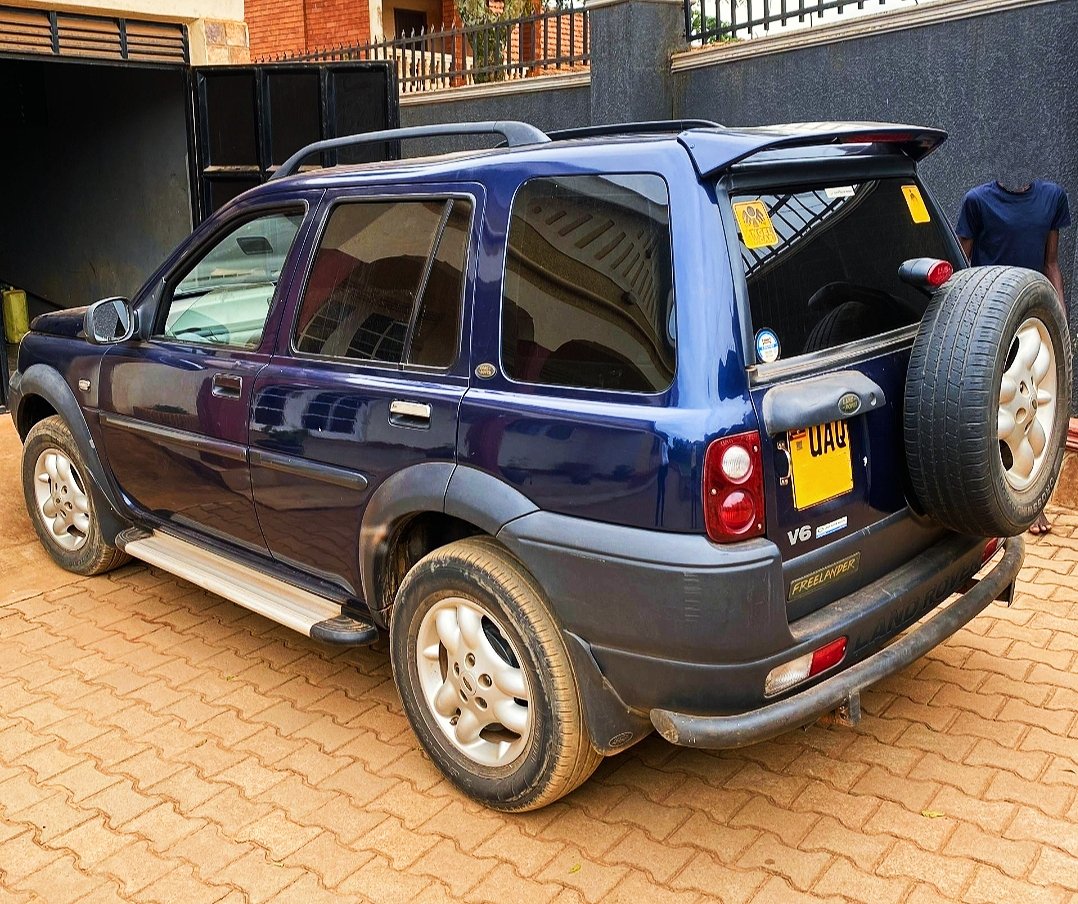 DriveNowUg's tweet photo. Hello clients with #AverageBudgets, just got you this person SUV in mint condition. It's a Land Rover Freelander 1998 edition with a mileage of 7000km that has 2.0cc and it's a Petrol version.
#Note: Owner negotiates after inspection but prefers buyers.
Costs: #Ugx12m https://t.co/eQ9ujld5al