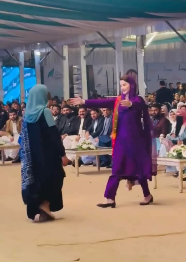 SMTBhl's tweet photo. یہ نہیں کہا کہ میں بلیک میل نہیں ہوں گی
بلکہ ان کو عزت دے کر گلے لگا کر کہا میں آپ خدمت کر رہی ہوں کرتی رہوں گی
اللہ اپ کو ثابت قدم رہنے کی ہمت طاقت دے https://t.co/RAxvI2Sm9I