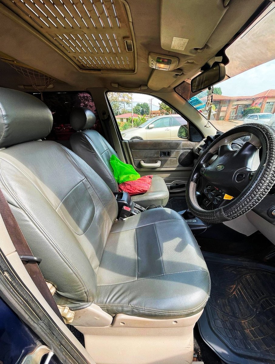 DriveNowUg's tweet photo. Hello clients with #AverageBudgets, just got you this person SUV in mint condition. It's a Land Rover Freelander 1998 edition with a mileage of 7000km that has 2.0cc and it's a Petrol version.
#Note: Owner negotiates after inspection but prefers buyers.
Costs: #Ugx12m https://t.co/eQ9ujld5al