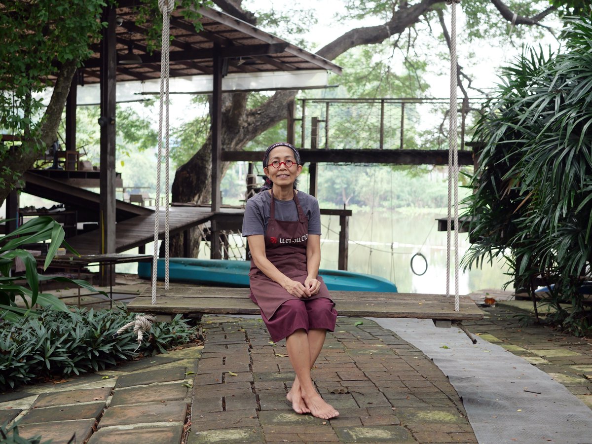 bkkhumans's tweet photo. “เราเกิดและเติบโตที่บ้านริมน้ำในจังหวัดอยุธยา แล้วย้ายไปเรียน ม.ปลาย และมหาวิทยาลัยที่กรุงเทพฯ พอเรียนจบสถาปัตย์จากลาดกระบังเมื่อปี 2531 แม้ว่าทำงานในกรุงเทพฯ มานาน แต่เราไม่เคยมีความคิดว่าจะอยู่ไปตลอด มองที่นั่นเป็นที่ทำงาน เมื่อพ่อแม่อายุมากขึ้น เราเริ่มคิดเรื่องกลับบ้าน https://t.co/ZJ5fIFNvVa