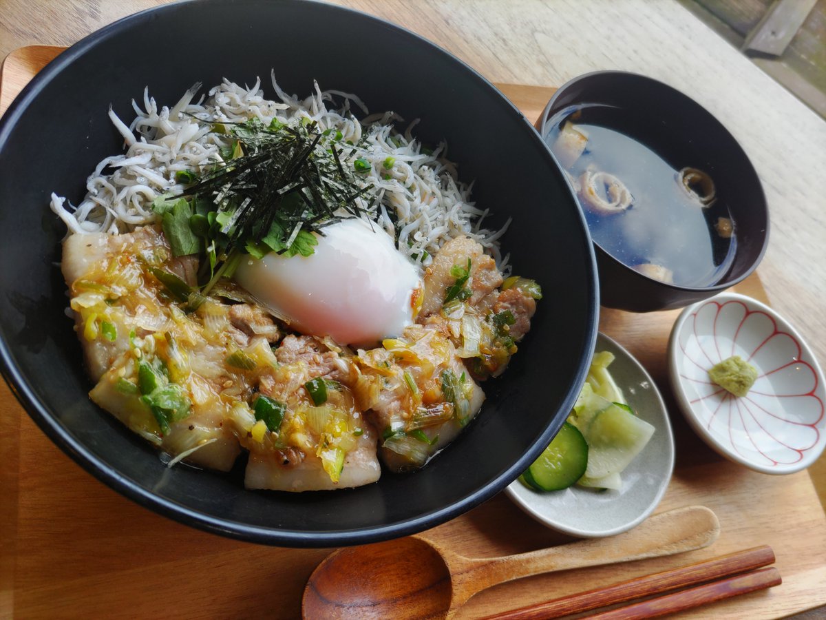CafeMadu_ES's tweet photo. いつもありがとうございます☕️
季節限定メニューは『釜揚げしらす＆ネギ塩豚カルビ丼』です🐷
ぜひご賞味下さいませ🍴

また、明日16日（木）は店休とさせて頂きます。
ご迷惑をお掛けしますが、宜しくお願い致します。 https://t.co/Xju2gL3nyh