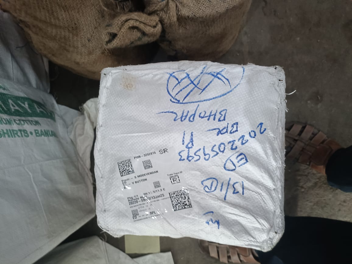 Shubhamm_parmar's tweet image. Hello Dear railway authority Our parcel was not unloaded in Bhopal junction this morning with prr no 2022059593 and very bad experience with indian railway last time also same thing happened 
@AshwiniVaishnaw @NWRailways
@southernrailway @SWRRLY @BhopalDivision