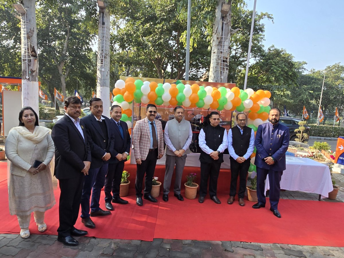 ioclpunjab's tweet photo. Under @ioclpunjab #Yankeez cafe shop and #CarSpa a unique dry car wash facility were inaugurated at Kapoor Ser Stn #Chandigarh by ED&amp;SH, PSO Sh.Jitendra Kumar in presence of HODs. NEW YEAR DHAMAKA @IndianOilcl Sales promotion scheme was shared with customers.
@DirMktg_iocl https://t.co/iOaxafdGTR