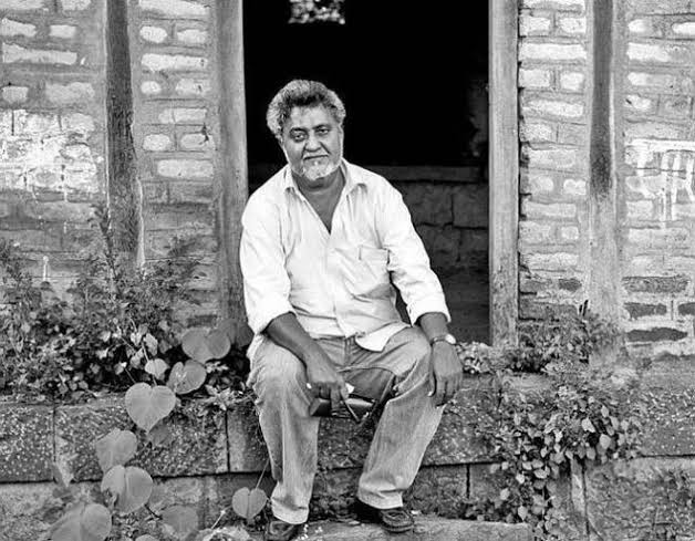 Epistemicbeing's tweet image. हा भाकरीचा जाहीरनामा 
हा संसदेचा रंडीखाना 
ही देश नावाची आई 
राजरोस निजते कुबेराच्या सोबत 
किंवा  
तेच तेवढे आईच्या उदरातून आलेत? 
बाकीचे कुत्र्या-मांजराच्या! 
कवी 
#नामदेवढसाळ #NamdevDhasal