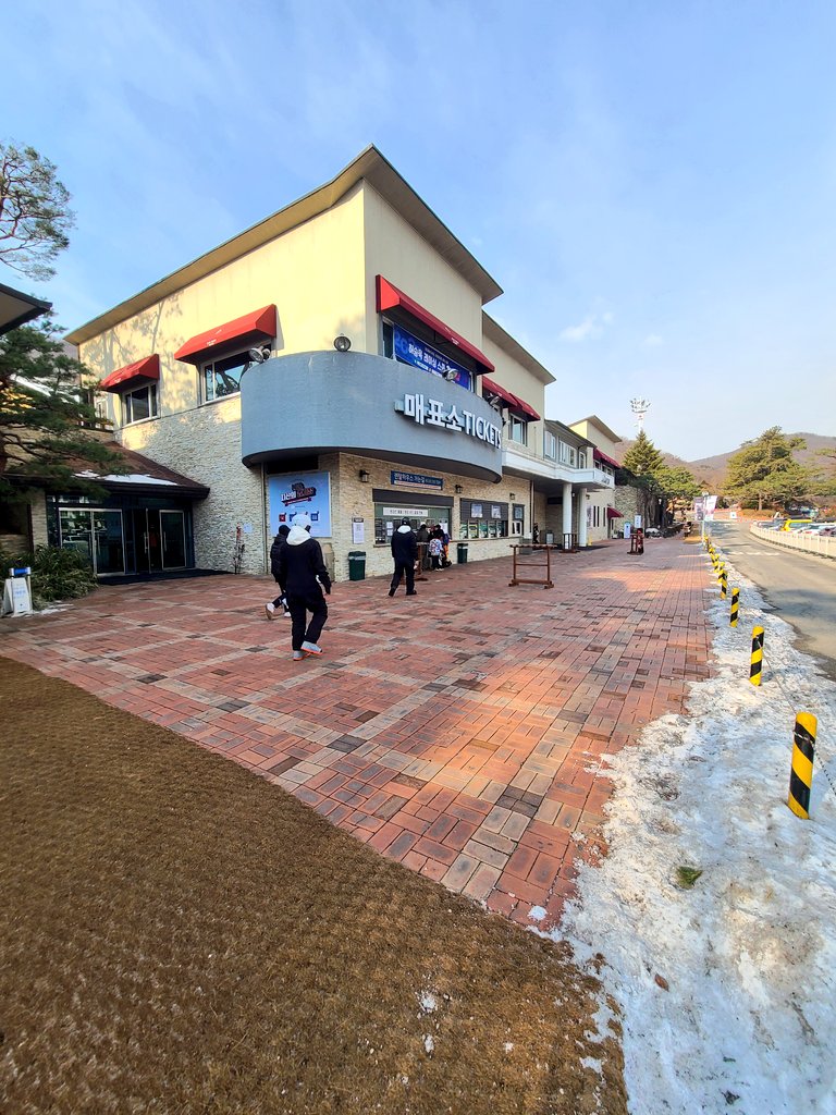 리프트권과 장비대여는 추천샵인 산타마을에서 보다 저렴하게 구매 가능합니다.
(주소: 지산로 258번길 9)

지산리조트 네이버 예약을 통해서도 가능합니다.

미리 구입한 리프트권은 중앙입구 매표소 에서 QR코드를 통해 발권 가능합니다.