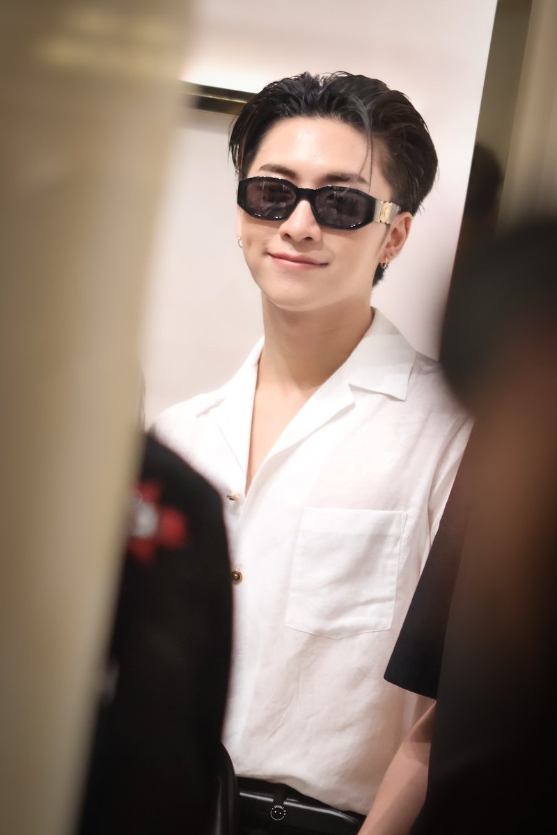 doublepp_23's tweet photo. 29.07.67

Look นี้พี่วิกร คือ หล่อสมฐามากคับ 
#JUNG_PERSES 🦥 ꔛ˚ 

#VERSACESNEAKERSxPERSES
#Versace #VersaceTH
#PERSES #PERSES_TH https://t.co/kywPXnwBAU