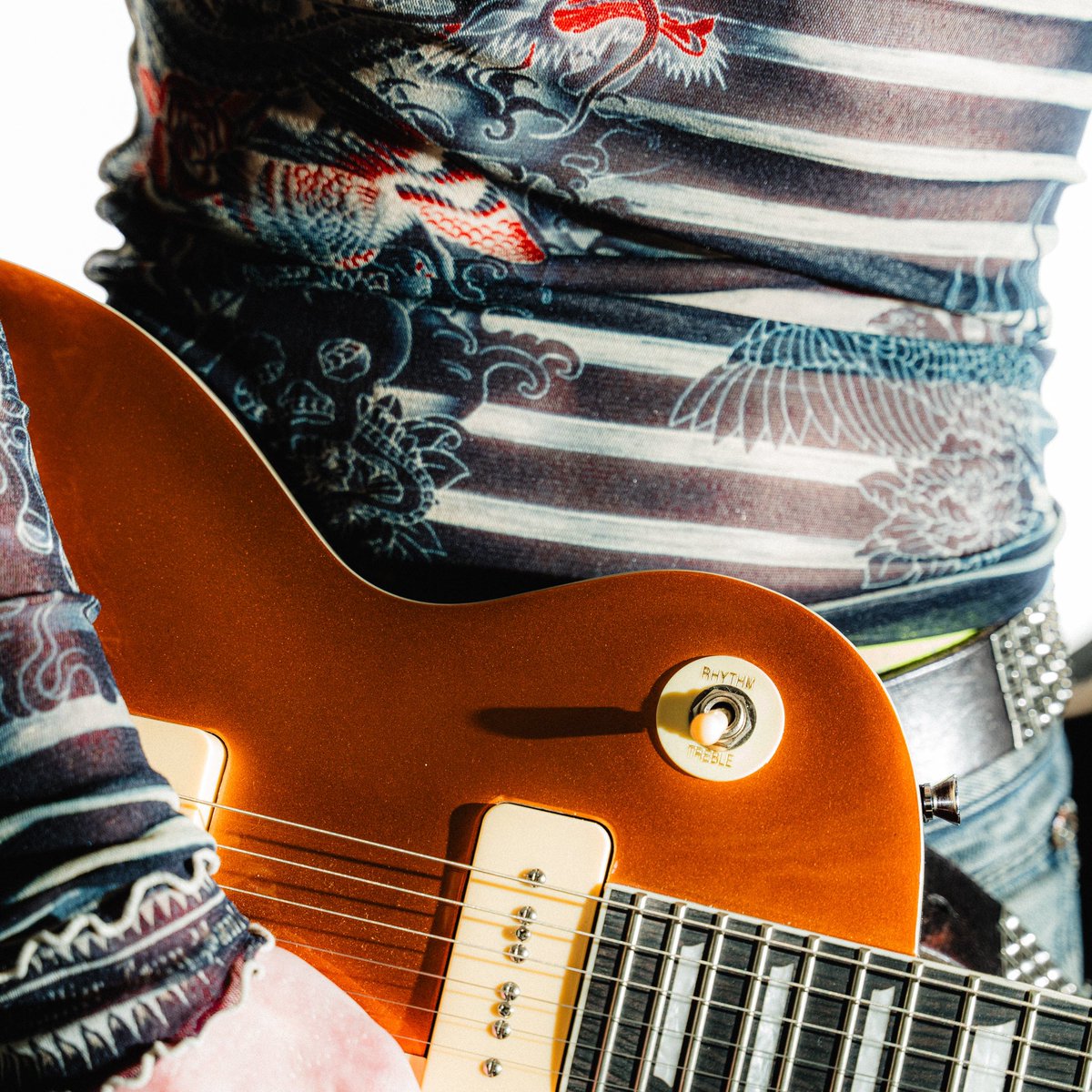 ‘Les pics aux pieds font mal’ 
dispo partout