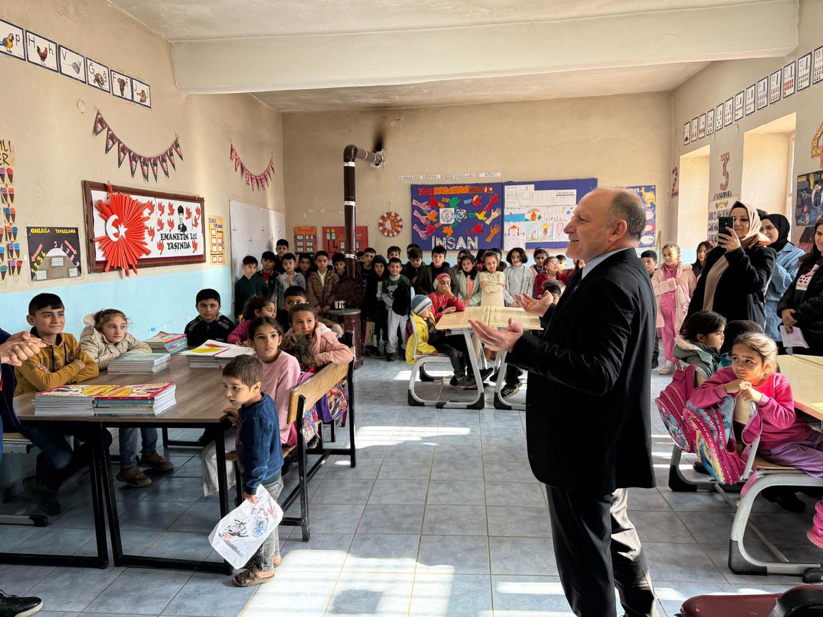 derikmem47's tweet photo. Kızıltepe Toki İlkokulu 2-B sınıfı,  Derik Çayköy ve Kelektepe İlkokullarını kendilerine kardeş köy okulu seçerek ziyarette bulundular. Ziyarette her iki okulun öğrencilerine mont ve bot hediye ederek tüm öğrencilerin doğum gününü kutladılar. https://t.co/9MwDBt7dyL