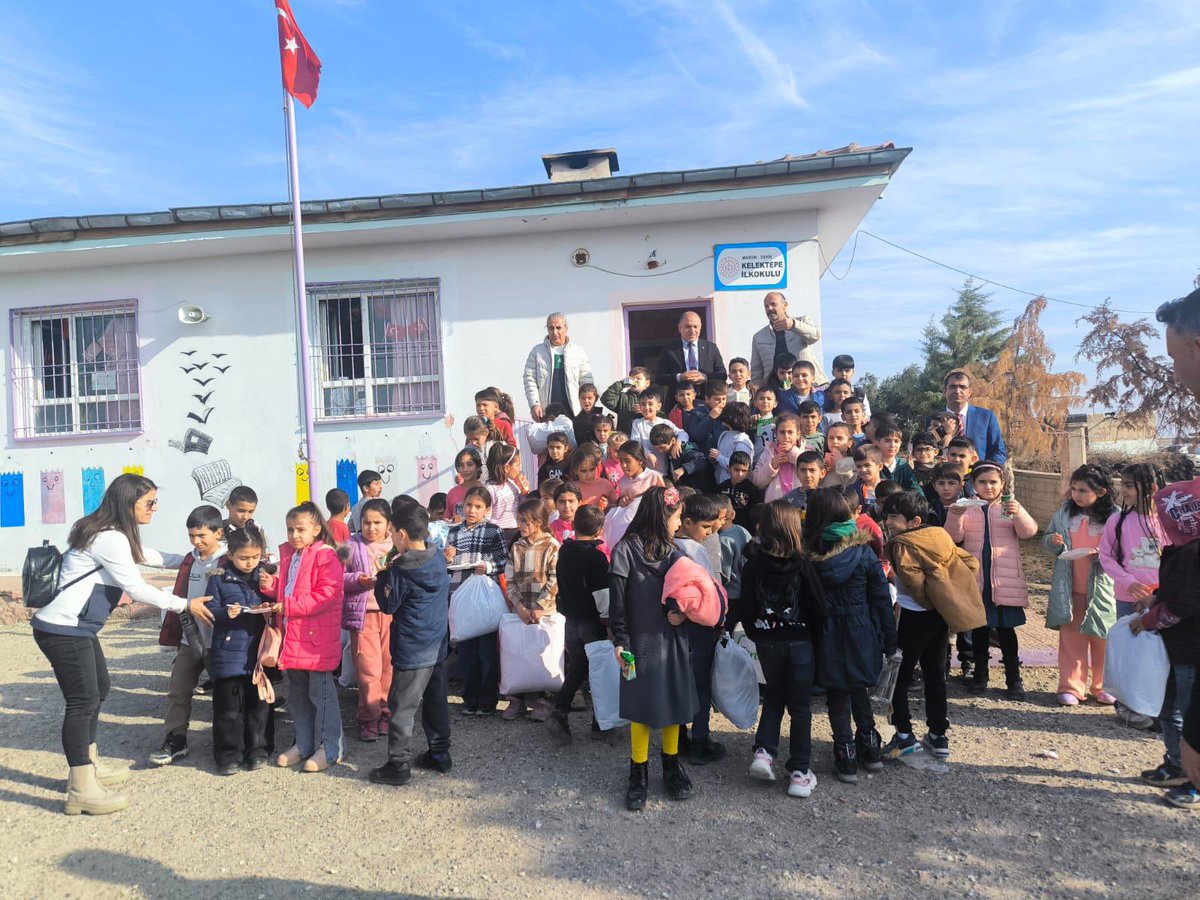 derikmem47's tweet photo. Kızıltepe Toki İlkokulu 2-B sınıfı,  Derik Çayköy ve Kelektepe İlkokullarını kendilerine kardeş köy okulu seçerek ziyarette bulundular. Ziyarette her iki okulun öğrencilerine mont ve bot hediye ederek tüm öğrencilerin doğum gününü kutladılar. https://t.co/9MwDBt7dyL