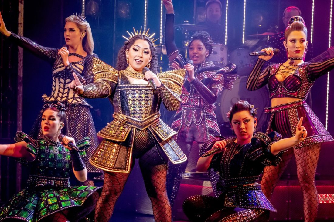 SIX 🎶 El Teatre Coliseum de Barcelona es prepara per rebre, del 24 d’abril al 15 de maig, 'SIX', un dels musicals que ha captivat el públic mundial amb la seva energia, humor i missatge d’empoderament femení. Creat per Toby Marlow i Lucy Moss, aquest espectacle reimagina les