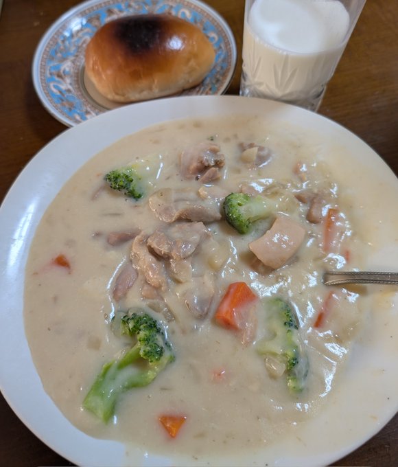 猫まんまの弱点︰すぐにお腹がすく。

と言うわけで昨日のシチューでお昼ご飯。 