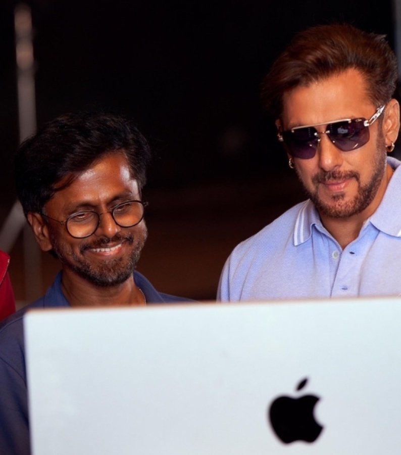 i_yogesh22's tweet photo. "EVERY SCENE in #Sikandar is designed to leave a lasting impression on the audience, I've poured my heart into It"

"#SalmanKhan has been incredible, His energy &amp; dedication bring Sikandar to life in ways words cannot express"

Recent statements from Director #ARMurugadoss 🙏💥 https://t.co/ites1BVuAn