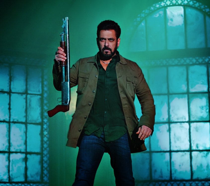 i_yogesh22's tweet photo. "EVERY SCENE in #Sikandar is designed to leave a lasting impression on the audience, I've poured my heart into It"

"#SalmanKhan has been incredible, His energy &amp; dedication bring Sikandar to life in ways words cannot express"

Recent statements from Director #ARMurugadoss 🙏💥 https://t.co/ites1BVuAn
