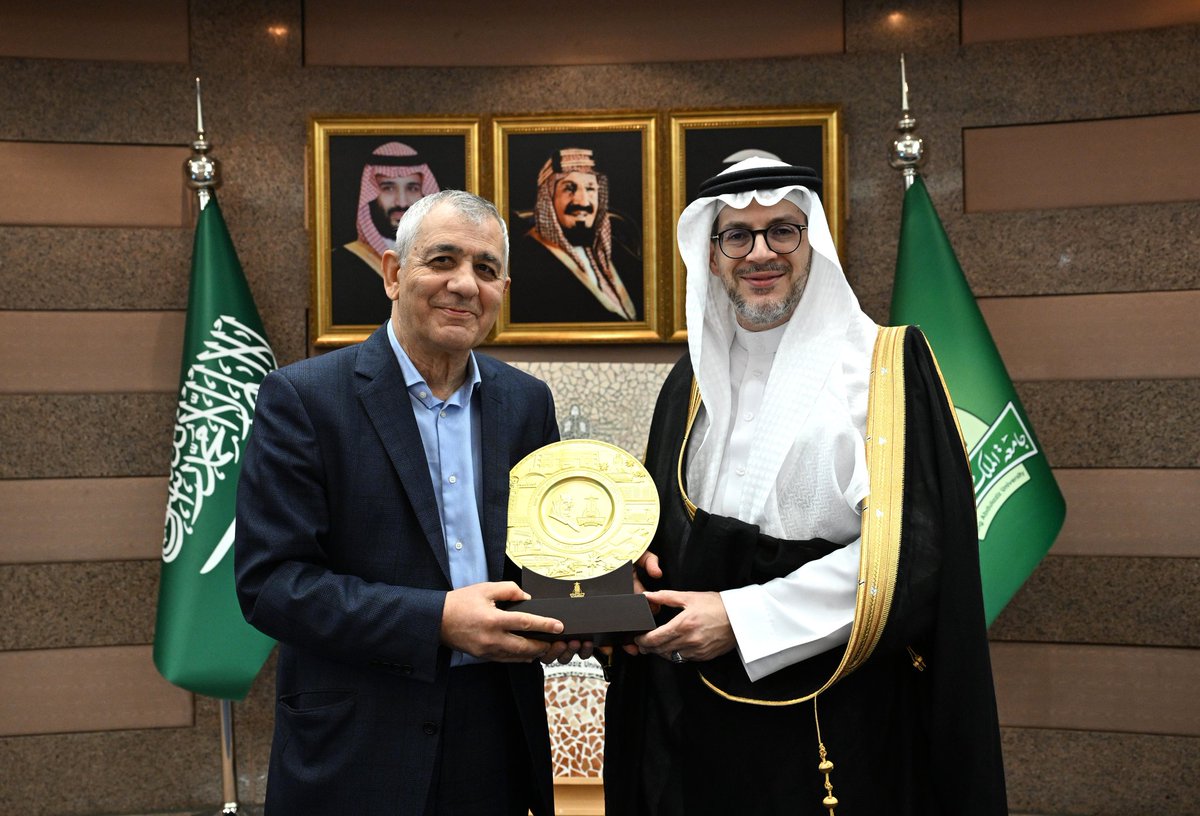 kauedu_sa's tweet photo. استقبل رئيس #جامعة_ال��لك_عبدالعزيز د. طريف بن يوسف الأعمى رئيس جامعة خزر الأذربيجانية البروفيسور حلمت أساخانلي والوفد المرافق له. ناقش الطرفان سبل التعاون المشترك في المجالات البحثية والأكاديمية. https://t.co/OnPpHcqAas