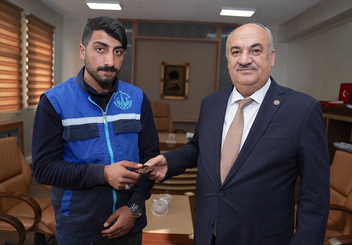 info360comtr's tweet image. Erzurum'da bir temizlik işçisi, çöpte bulduğu 30.000 doları sahibine teslim etti.   İşçiye belediye tarafından 1 maaş ikramiye ve çeyrek altın hediye edildi.