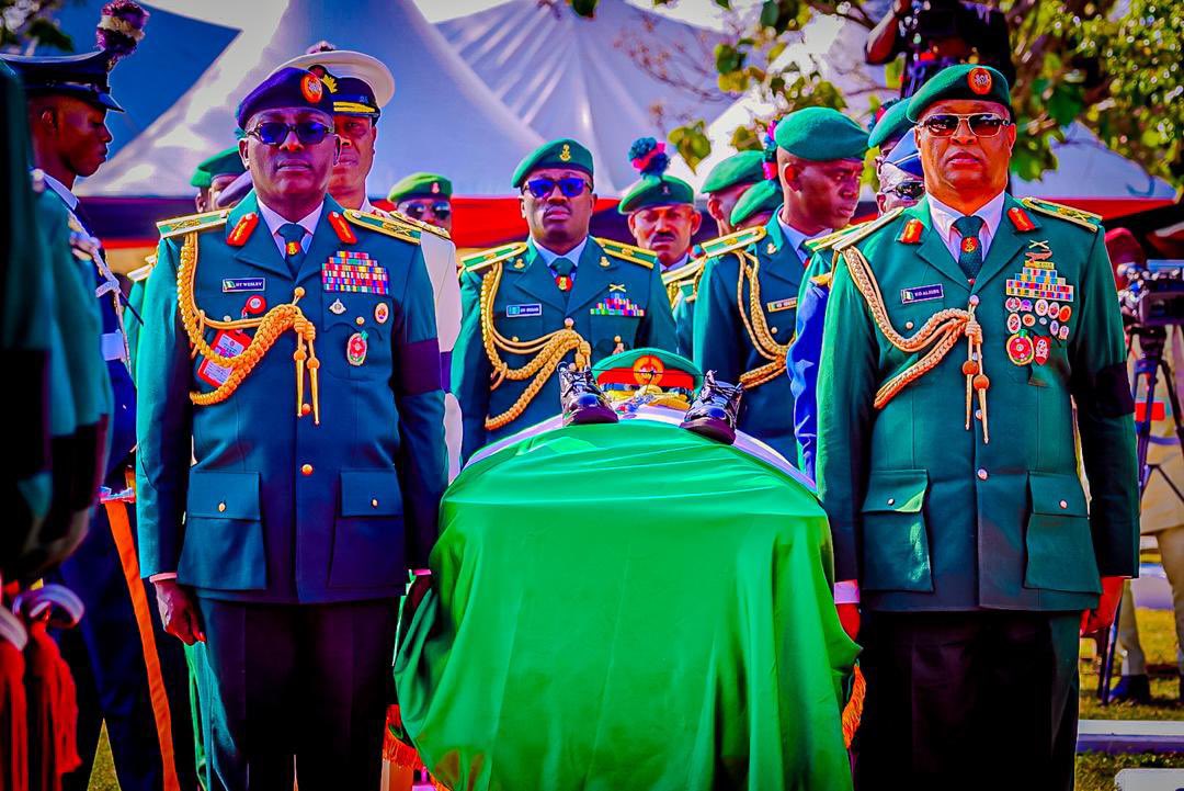 SogbesanWariz's tweet photo. To all our fallen heroes, you’re not forgotten 😥🫡

Armed forces Remembrance Day 🎖️

Thank a soldier 💀🪖❤️

#ArmedForcesRemebrance2025 
#ArmedForcesRemembranceDay https://t.co/PJeCwJpcjO