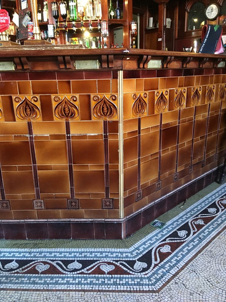 Feuars Arms, 28 Bogies Wynd, #Kirkcaldy 🍻🏴󠁧󠁢󠁳󠁣󠁴󠁿
Converted from a flour mill in 1859 and rebuilt 1890. Original Edwardian fittings and displays of ceramics. A 59ft long bar counter is fronted with brown Art Nouveau style tiles. The large bar area also has a mosaic floor.