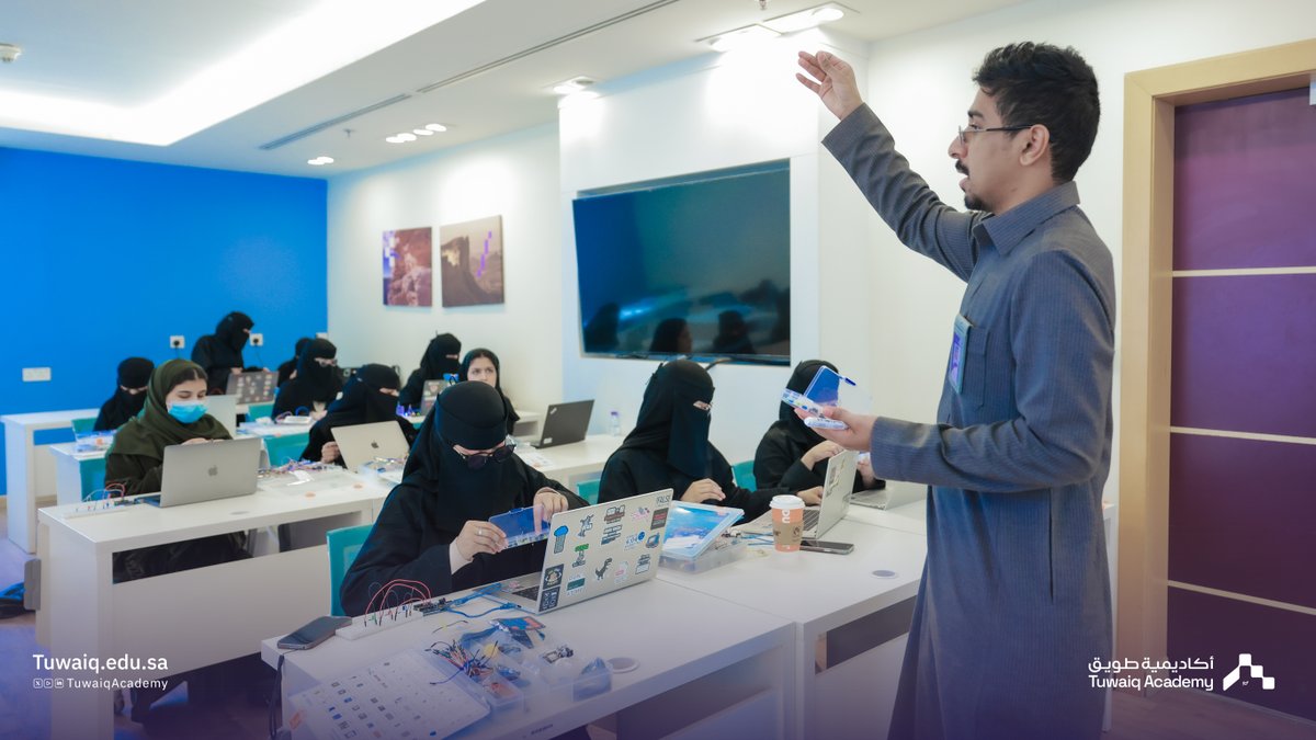 TuwaiqAcademy's tweet photo. لقطات من انطلاق برنامج " أساسيات برمجة المتحكمات (Arduino)" ضمن المعسكرات والبرامج المقامة بمقر #أكاديمية_طويق https://t.co/fkfBZ4oTUf