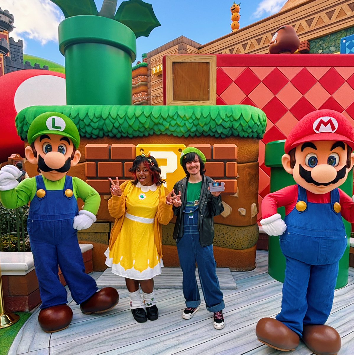 when i met luigi at super nintendo world he drew a heart with his hands when he realized i was princess daisy and i almost passed out