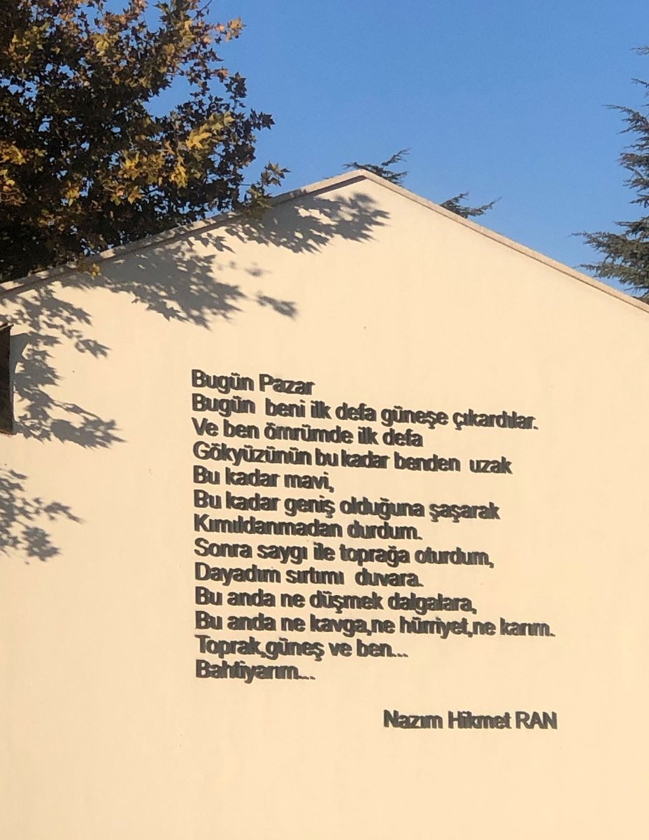 Şiir okuyun.
Henüz  ölmeden bir şiir ezberleyin
Bir gün  ihtiyaci olan birine okursunuz belki.!
#NazimHikmetRan anısına saygıyla. 
#NazımHikmet