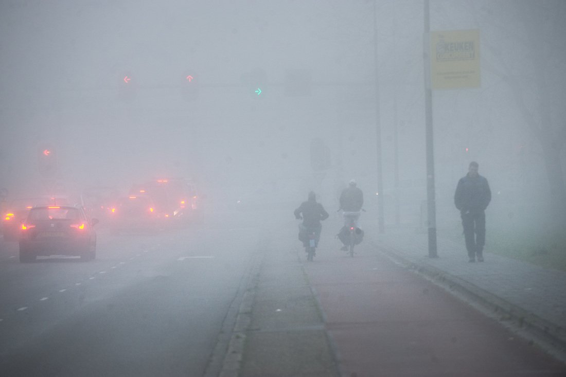 Zien en gezien worden blijft voor alle weggebruikers belangrijk in het verkeer, zeker in deze donkere periode met #mist
💡 zorg dat licht en reflectie op orde zijn
🧽 zorg dat lampen, ramen, windscherm en vizier helm schoon zijn
🦺 val ook als voetganger op met reflectie