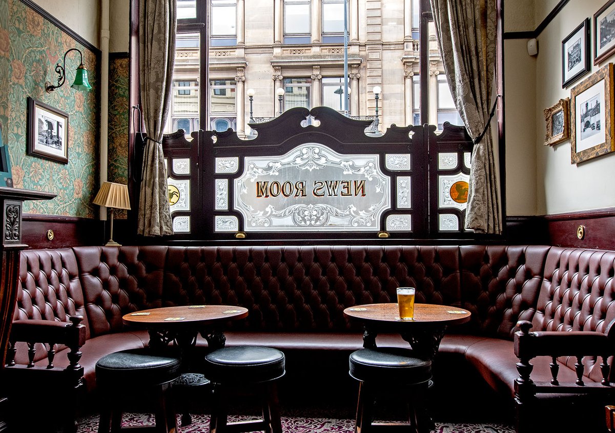 The Lion Tavern, Moorfields, City Centre, #Liverpool 🍻
The Lion features exquisite artwork plus intricately etched and stained glass a testimony to its Grade II listed status and its recognition as having a nationally important historic interior.